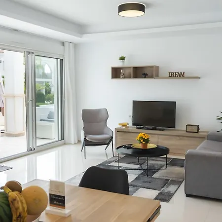 Helgafell Olivos Courtyard Apartment *